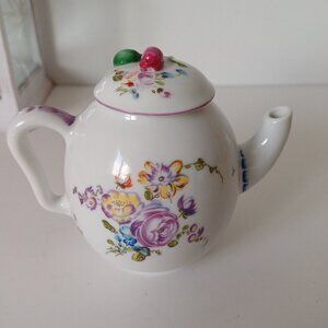 Beautiful 1985 Franklin Mint MENNECY Fine Porcelain Floral Mini Teapot